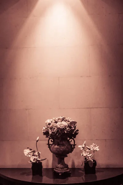 Glasvase Und Blumenschmuck Mit Scheinwerfer Hotelzimmerdekoration Mit Scheinwerfern Erhellt Blumen — Stockfoto