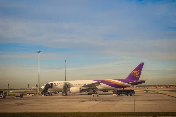 Bangkok Thajsko Srpna 2017 Thai Airways Letadlo Parkování Dráze Před — Stock fotografie