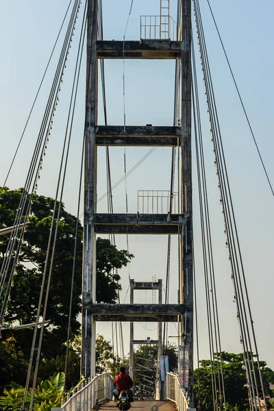 吊り橋は 青い空と太陽のムアン地区のピチット県でピチット駅ナン川に ピチットは州のタイとバンコクからまで 330 — ストック写真