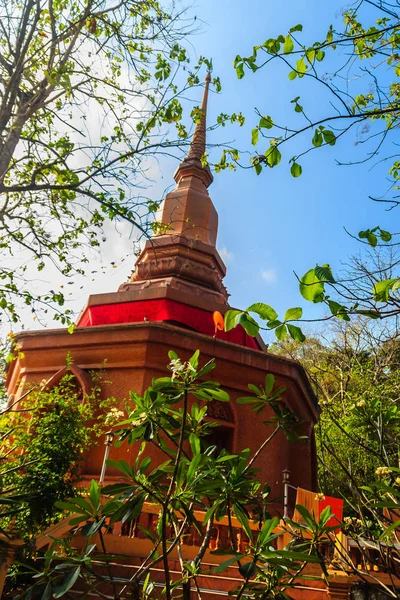 Csodálatos Vörös Pagoda Buddha Kép Templomban Wat Khao Rup Chang — Stock Fotó