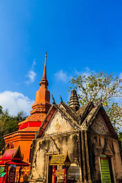 Increíble Pagoda Roja Con Imagen Buda Sobre Fondo Azul Del — Foto de Stock