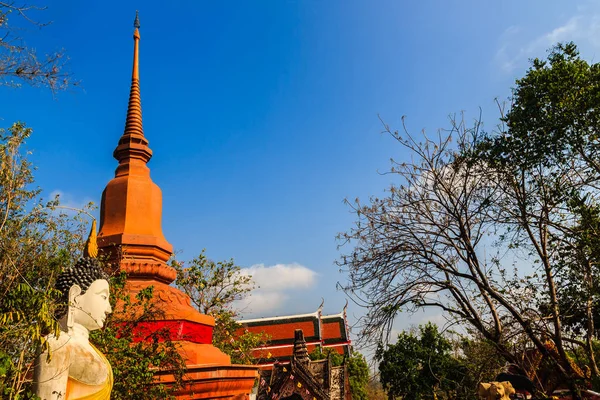 Удивительная Красная Пагода Изображением Будды Фоне Голубого Неба Храме Ват — стоковое фото