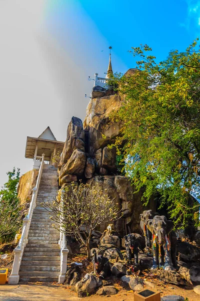 Лестница Вверх Золотой Пагоде Холме Голубым Небом Ват Кхао Руп — стоковое фото