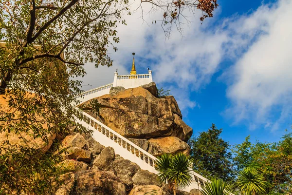 Trap Manier Omhoog Naar Gouden Pagode Heuvel Met Blauwe Hemelachtergrond — Stockfoto