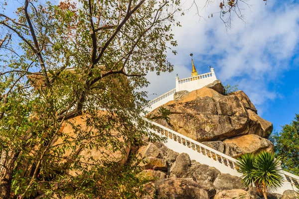 Escalera Hacia Arriba Pagoda Dorada Colina Con Fondo Azul Del —  Fotos de Stock