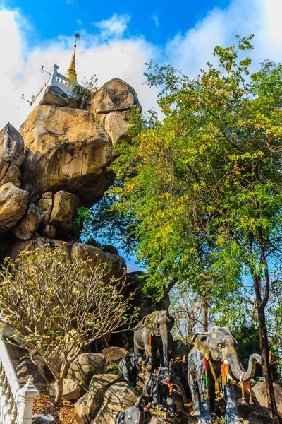 Treppe Hoch Zur Goldenen Pagode Auf Dem Hügel Mit Blauem — Stockfoto