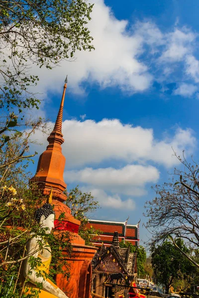 Fantastiska Röd Pagoda Med Buddha Bilden Mot Blå Himmel Bakgrund — Stockfoto