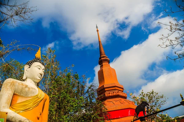 Úžasné Červené Pagoda Obrázkem Buddhy Proti Modré Obloze Pozadí Chang — Stock fotografie