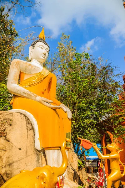 Gelber Großer Buddha Auf Dem Treppenweg Zum Hügel Wat Khao — Stockfoto