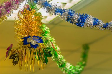 Renkli çelenk dekorasyon için ofiste tavanda asılı Noel ve yeni yıl partisi düşünme için hazırlamak.