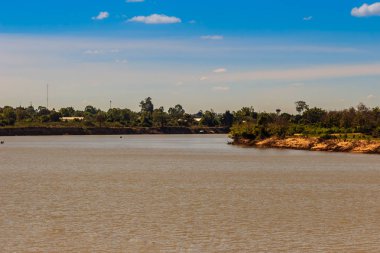 Yaz gününde yeşil ağaçlar ile ay banka Nehri. Mun Nehri ve yeşil çayır bahar tarafından harika manzarasını. Mun veya Moon nehrin bir kolu Mekong Nehri, Ubon Ratchathani, Tayland olduğunu.