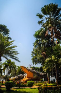 Bueng Si Fai, Muang Bölgesi, Pichit bölgesi, Tayland gölde ile kamu park korkutucu Chalawan timsah heykeli. Tayland'ın Phichit yerel göstergede bir korkunç timsah lord Chalawan olduğunu