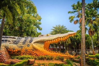 Bueng Si Fai, Muang Bölgesi, Pichit bölgesi, Tayland gölde ile kamu park korkutucu Chalawan timsah heykeli. Tayland'ın Phichit yerel göstergede bir korkunç timsah lord Chalawan olduğunu