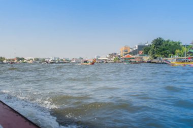 Chao Phraya nehir kenarında görünümünden tekne Choa Phraya Nehri, Bangkok, Tayland.
