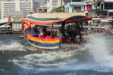 Chao Phraya hızlı tekne, bir ulaşım hizmeti işletim Chao Phraya Nehri üzerinde Bangkok, Tayland Tayland soyut bulanık odak.