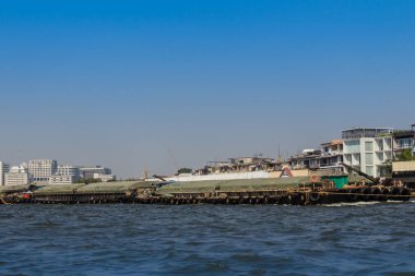 Chao Phraya nehir kenarında görünümünden tekne Choa Phraya Nehri, Bangkok, Tayland.