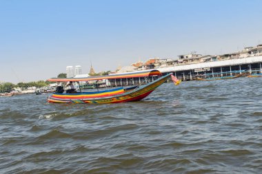 Chao Phraya taksi tekne ulaşım hizmeti işletim Chao Phraya Nehri üzerinde Bangkok, Tayland Tayland.