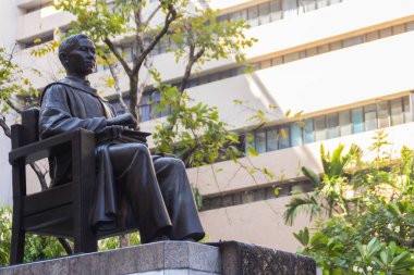 Bangkok, Tayland - 21 Aralık 2017: Prens Mahidol Adulyadej anıt anıt heykel Siriraj hastanesinde muayene Bangkok, Tayland.