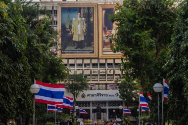 Bangkok, Tayland - 21 Aralık 2017: Prens Mahidol Adulyadej anıt anıt heykel Siriraj hastanesinde muayene Bangkok, Tayland.