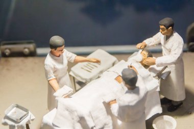 Bangkok, Tayland - 21 Aralık 2017: Cerrah hastane Siriraj hastane genel Müzesi'nde, Tayland, 1888 yılında kurulan en eski ve en büyük hastane operasyon odasında küçük modelleri.