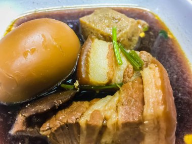 Yumurta ve domuz tatlı kahverengi sos, haşlanmış yumurta ve domuz öğle yemeği için tatlı sos.