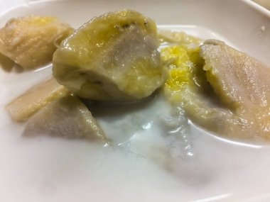 Hindistan cevizi sütü muz, tatlı Tay tarzı. Hindistan cevizi sütü olgun muz ve şeker ile haşlanmış.