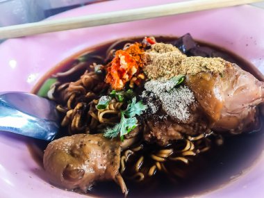 Kızarmış tavuk çorbası, haşlanmış tavuk erişte ve öğle yemeği için et suyu sosu.