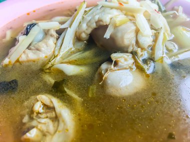 Turşu bambu sürgünleri çorbası tavuk. Köri tavuk turşusu bambu sürgünleri, yerel Tay tarzında gıda ile.