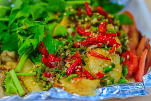 Ensalada Cerdo Envuelta Con Papel Aluminio Ensalada Pescado Sobre Papel —  Fotos de Stock