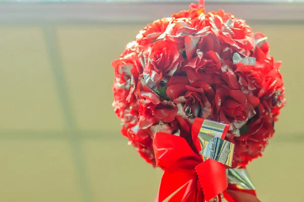 Ramo Flores Rojas Está Colgando Techo Oficina Para Decoración Prepararse — Foto de Stock