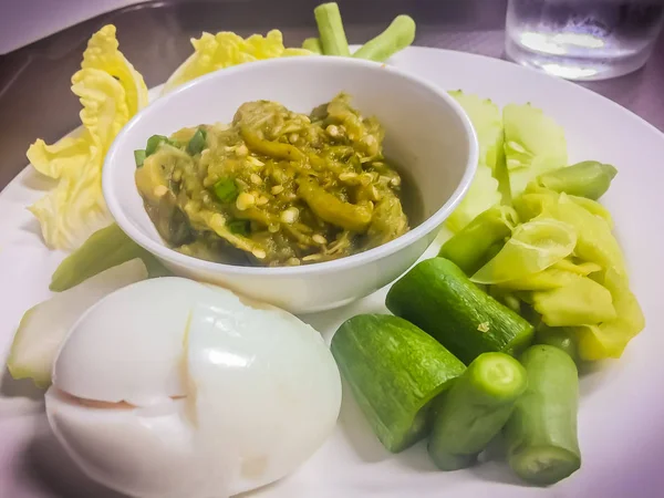 青唐辛子のディップやタイのナム Prik Num はゆで卵とゆで野菜を食べる青唐辛子ペーストです — ストック写真