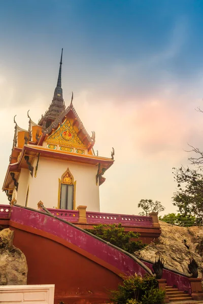 Mooie Witte Boeddhistische Paviljoen Heuveltop Met Blauwe Hemelachtergrond Wat Phraputthachai — Stockfoto