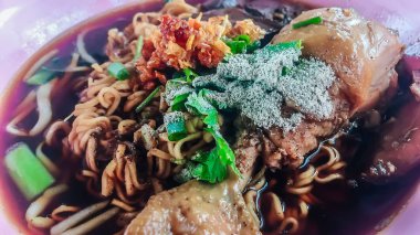 Kızarmış tavuk çorbası, haşlanmış tavuk erişte ve öğle yemeği için et suyu sosu.