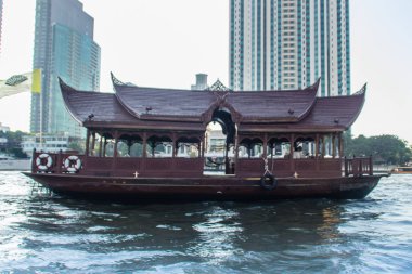 Restoran geleneksel ahşap tekne Chao Phraya Nehri Gezi turu. Turist tekne nehir görünümü ziyaretçiler için gezi Tur Bangkok Chao Phraya Nehri boyunca alır..