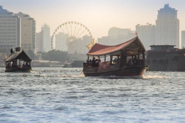 Nehir manzaralı Tekne Turları, köprü, Merhaba-binaların ve turistik Chao Phraya Nehri'nin. Turist tekne ziyaretçiler için gezi Tur Bangkok Chao Phraya Nehri boyunca alır..