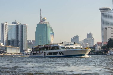 Bangkok, Tayland - 21 Aralık 2017: Tekne gezisi restaurant Chao Phraya Nehri Gezi turu. Turist cruise Gezi Tur Bangkok Chao Phraya Nehri boyunca tekne almak ziyaretçi.