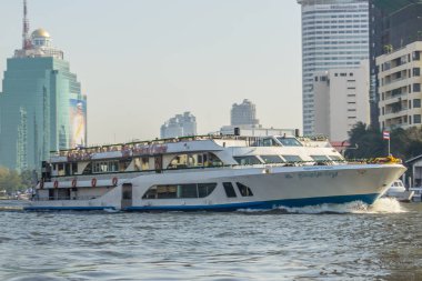 Bangkok, Tayland - 21 Aralık 2017: Tekne gezisi restaurant Chao Phraya Nehri Gezi turu. Turist cruise Gezi Tur Bangkok Chao Phraya Nehri boyunca tekne almak ziyaretçi.