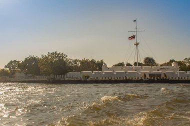 Bangkok, Tayland - 21 Aralık 2017: 1688 inşa Wichayen Fort adlı Vichai Prasit Fort eski. Chao Phraya Nehri'nin kıyısında yer alır. Şu anda, kale Tay Donanması'nın merkezi bir parçasıdır.