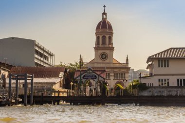 Santa Cruz Kilisesi'nin güzel kızıl kubbe Chao Phraya nehir kenarında kuleleri. Santa Cruz kilise olarak da bilinen Kudi Chin, Bangkok, birçok eski Katolik kiliselerinde birini 1770 inşa edildi.