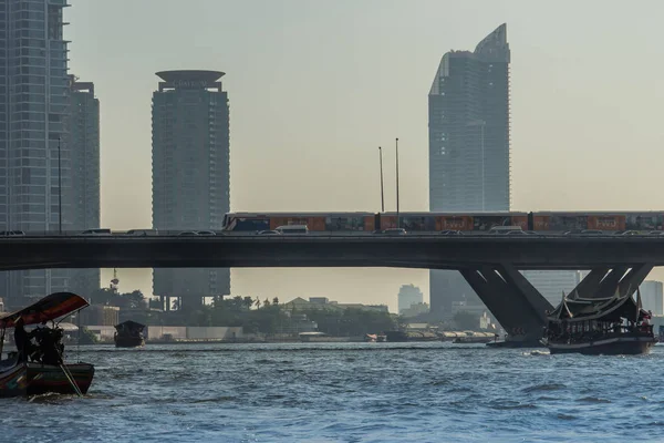 Blick Auf Den Fluss Chao Phraya Mit Bootstouren Brücke Hochhäusern — Stockfoto