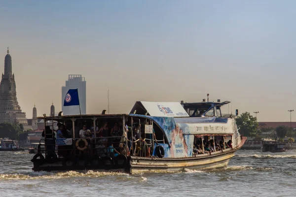 Bangkok, Tayland - 21 Aralık 2017: Chao Phraya Nehri'nin, sermaye şehir Bangkok Nonthaburi için durakları arasındaki hızlı ulaşım faaliyet Tayland Chao Phraya hızlı Yat Kiralama.