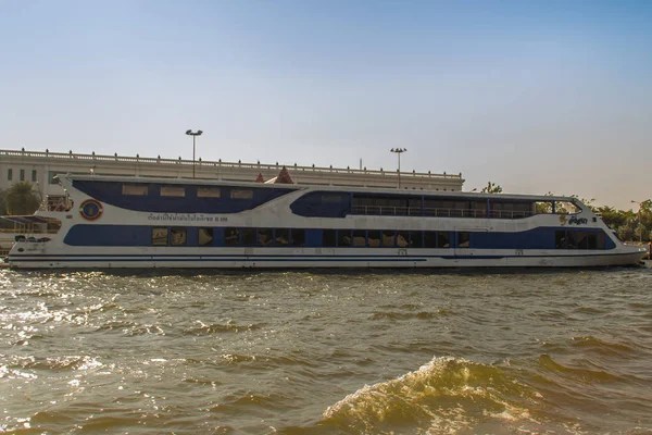 Bangkok, Tayland - 21 Aralık 2017: Angsana Kraliyet Deniz cruise Chao Phraya Nehri Gezi turu. Turizm cruise almak ziyaretçiler için gezi Tur Bangkok Chao Phraya nehrin kıyısında.