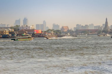 Bangkok, Tayland - 21 Aralık 2017: Su yolu trafiğe Chao Phraya Nehri. Hızlı bir ulaşım hizmeti işletim Chao Phraya Nehri üzerinde Bangkok, Tayland Tayland Chao Phraya botu.