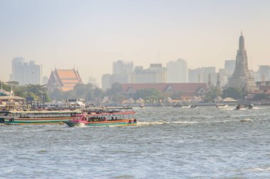 Bangkok, Tayland - 21 Aralık 2017: Su yolu trafiğe Chao Phraya Nehri. Hızlı bir ulaşım hizmeti işletim Chao Phraya Nehri üzerinde Bangkok, Tayland Tayland Chao Phraya botu.