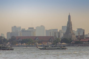 Bangkok, Tayland - 21 Aralık 2017: Su yolu trafiğe Chao Phraya Nehri. Hızlı bir ulaşım hizmeti işletim Chao Phraya Nehri üzerinde Bangkok, Tayland Tayland Chao Phraya botu.