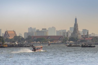 Bangkok, Tayland - 21 Aralık 2017: Su yolu trafiğe Chao Phraya Nehri. Hızlı bir ulaşım hizmeti işletim Chao Phraya Nehri üzerinde Bangkok, Tayland Tayland Chao Phraya botu.