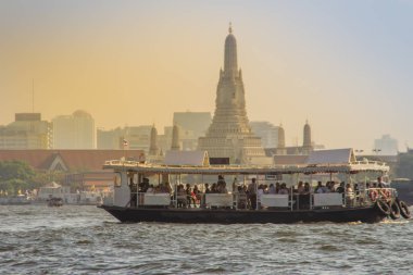Bangkok, Tayland - 21 Aralık 2017: Su yolu trafiğe Chao Phraya Nehri. Hızlı bir ulaşım hizmeti işletim Chao Phraya Nehri üzerinde Bangkok, Tayland Tayland Chao Phraya botu.