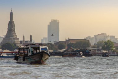 Bangkok, Tayland - 21 Aralık 2017: Su yolu trafiğe Chao Phraya Nehri. Hızlı bir ulaşım hizmeti işletim Chao Phraya Nehri üzerinde Bangkok, Tayland Tayland Chao Phraya botu.