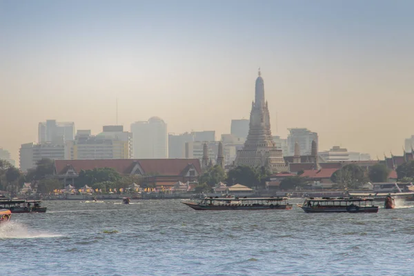 Bangkok, Tayland - 21 Aralık 2017: Su yolu trafiğe Chao Phraya Nehri. Hızlı bir ulaşım hizmeti işletim Chao Phraya Nehri üzerinde Bangkok, Tayland Tayland Chao Phraya botu.