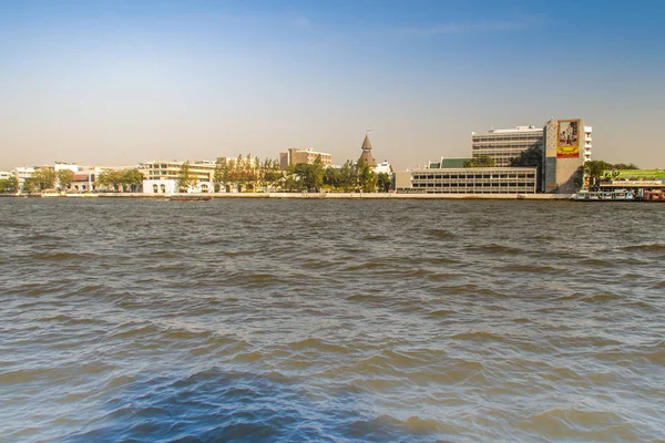 Thammasat Üniversitesi, Tha Pachan kampüs görüntüsü Chao Phraya River. Thammasat's Tayland'ın ikinci yüksek öğrenim, Bangkok Old City Grand Palace yakınındaki 1934 yılında kurulan en eski Enstitüsü.